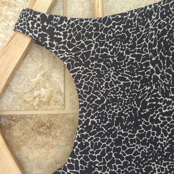 Size 4 Lululemon Strappy Criss Cross Back Sports Bra - Picture 3 of 6